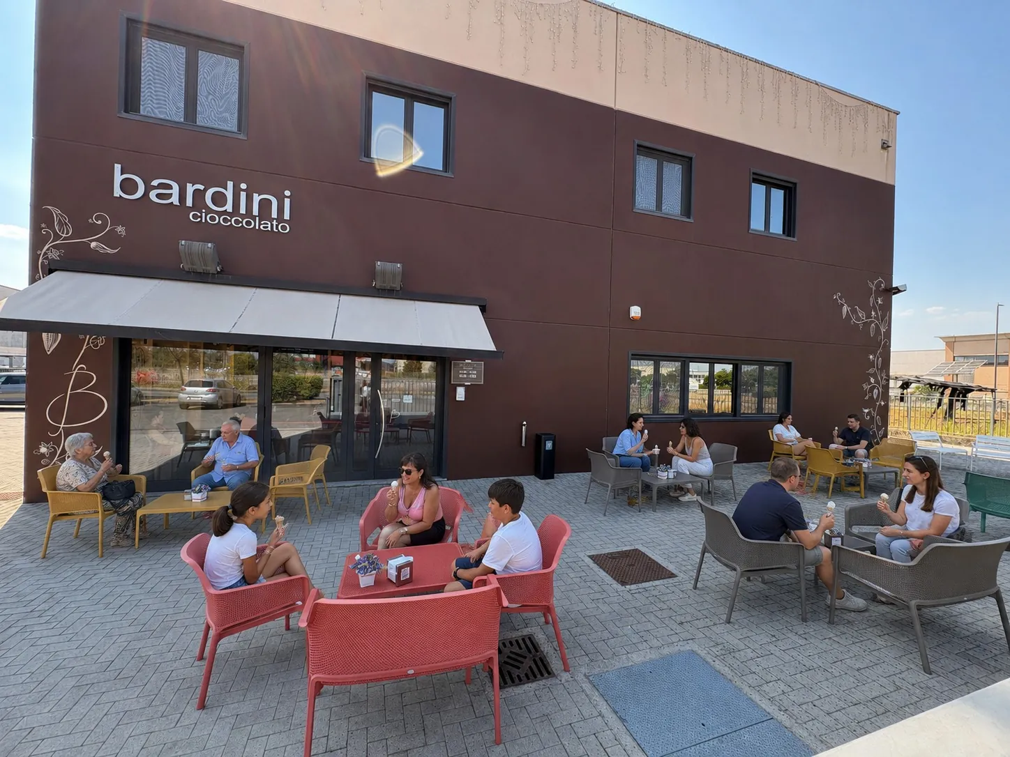 Il negozio della Sede Bardini visto da fuori, con i tavolini all'aperto