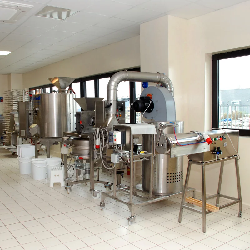 La linea di lavorazione del cioccolato nel laboratorio di oggi